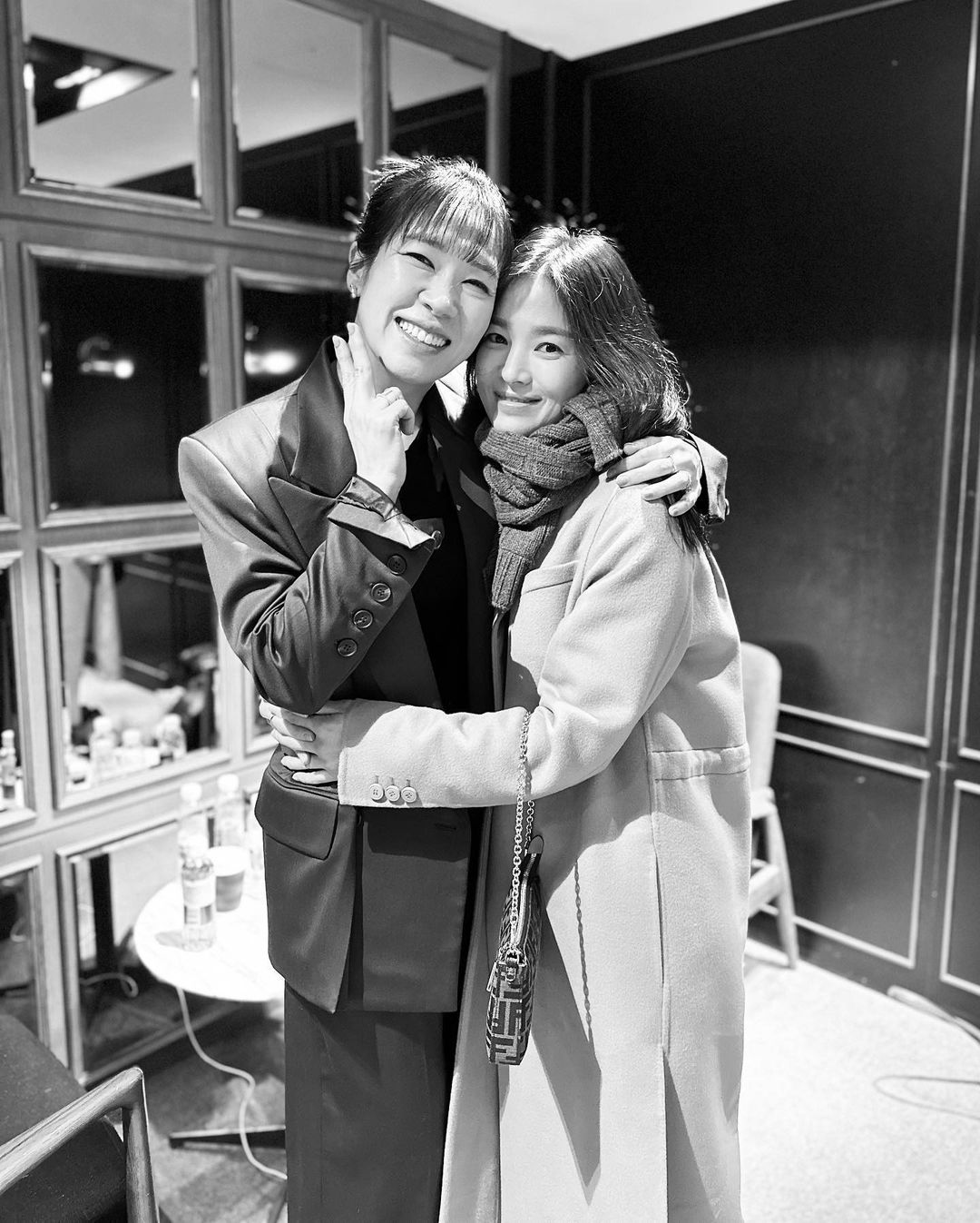 ソン・ヘギョ、『ザ・グローリー』で共演のヨム・ヘランと抱き合いポーズ