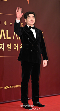 【フォト】紳士的なチョ・スンウ「韓国ミュージカル・アワードに来ました!」
