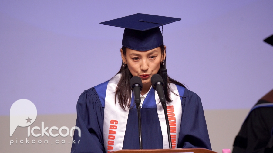イ・ヒョリ、母校・国民大学の卒業式で祝辞　「心の向くままに…自分だけの物語をつくってほしい」