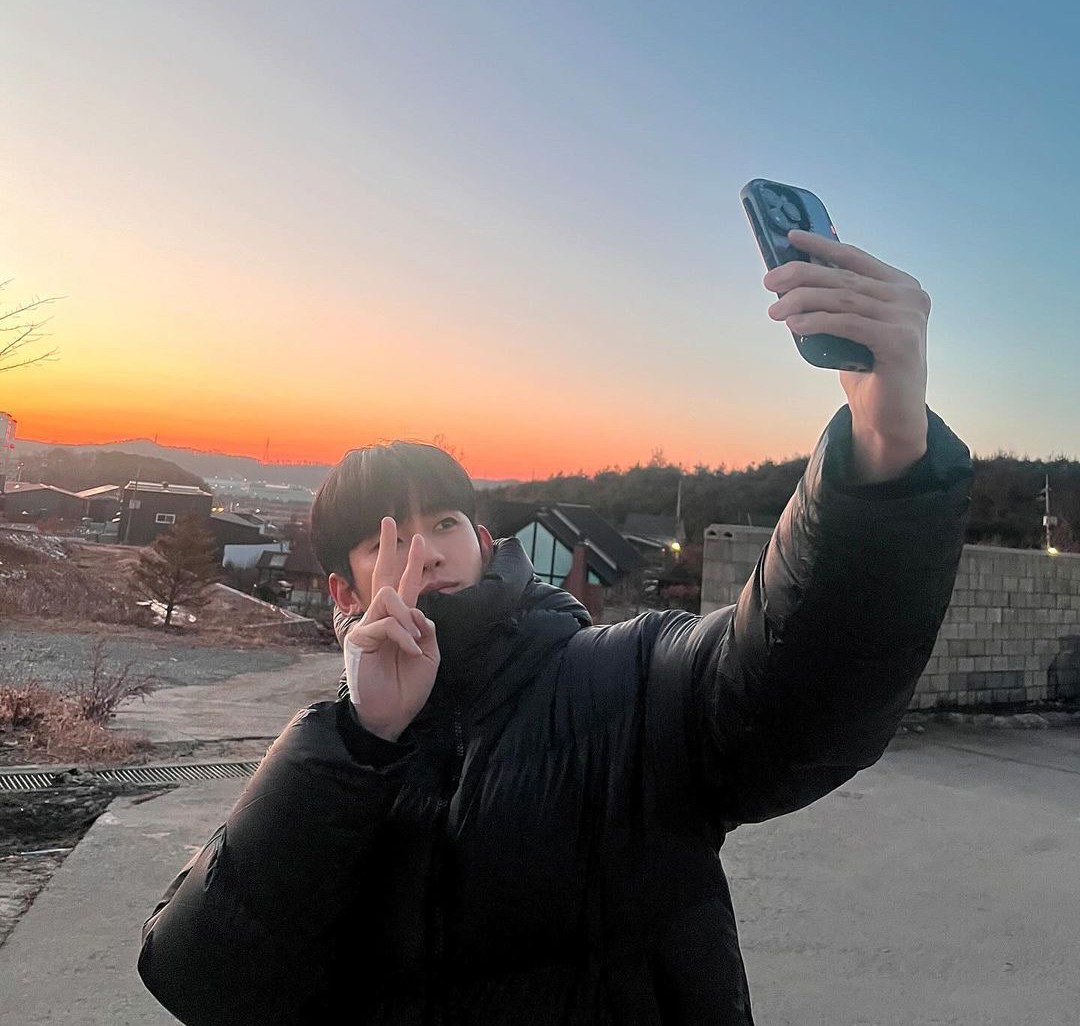 キム・スヒョン…36歳とは信じがたい童顔ビジュアル「夕日をバックに自撮り」