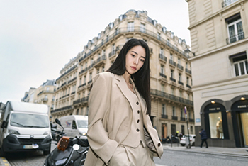 【フォト】イム・ジヨン、パリを魅了するシックなオーラ…人並みならぬ雰囲気