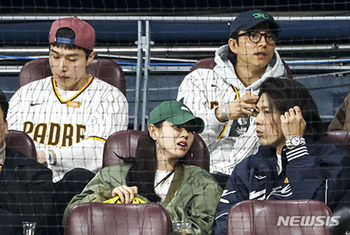 【フォト】ソン・イェジン＆ヒョンビン夫妻、イ・ドンウク、コン・ユが「MLBソウル・シリーズ」観戦