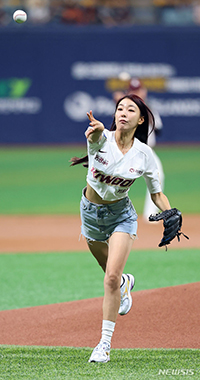 【フォト】コ・ウォニ クロップドTシャツ+ホットパンツでダイナミックな始球式