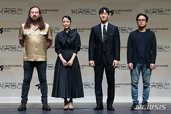 【フォト】『桜の園』演出のサイモン・ストーンと出演者チョン・ドヨン＆パク・ヘス