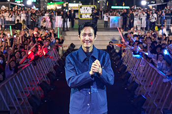 【フォト】『アコライト』出演のイ・ジョンジェ、ダンディーな魅力で釜山の夜を彩る