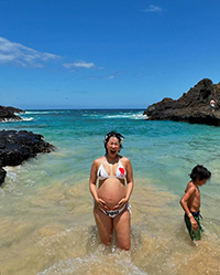 【フォト】妊娠中のralralがハワイ訪問、大きなお腹でビキニ姿披露 「I ♥ You」