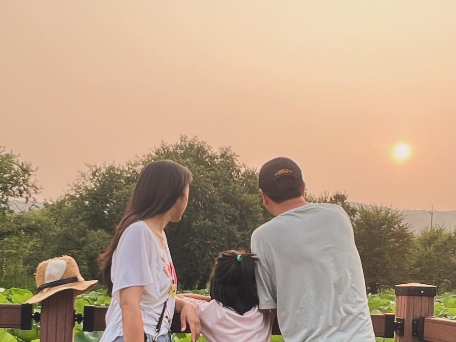 タン・ウェイ、キム・テヨン監督＆娘との家族写真公開…10年来のあふれる愛