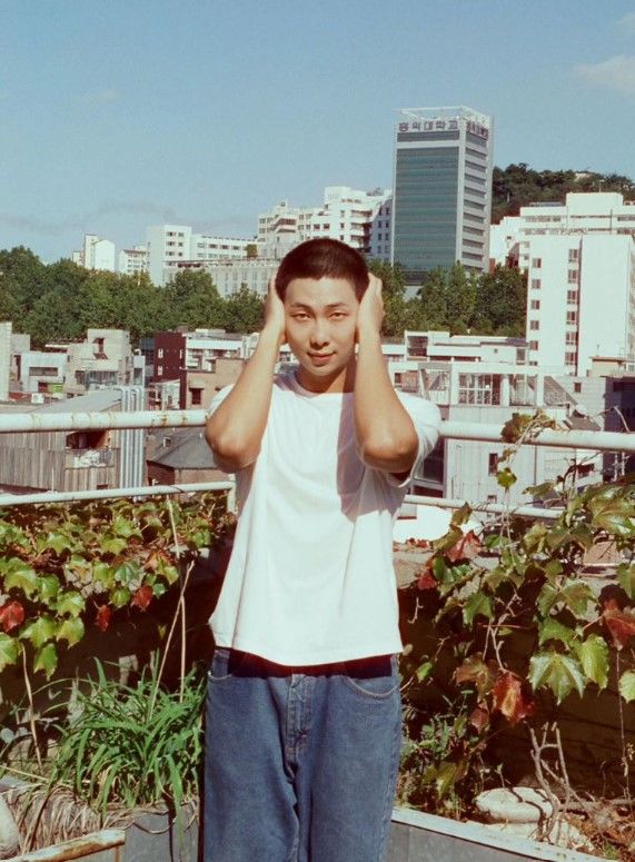 写真＝RMの「インスタグラム」より