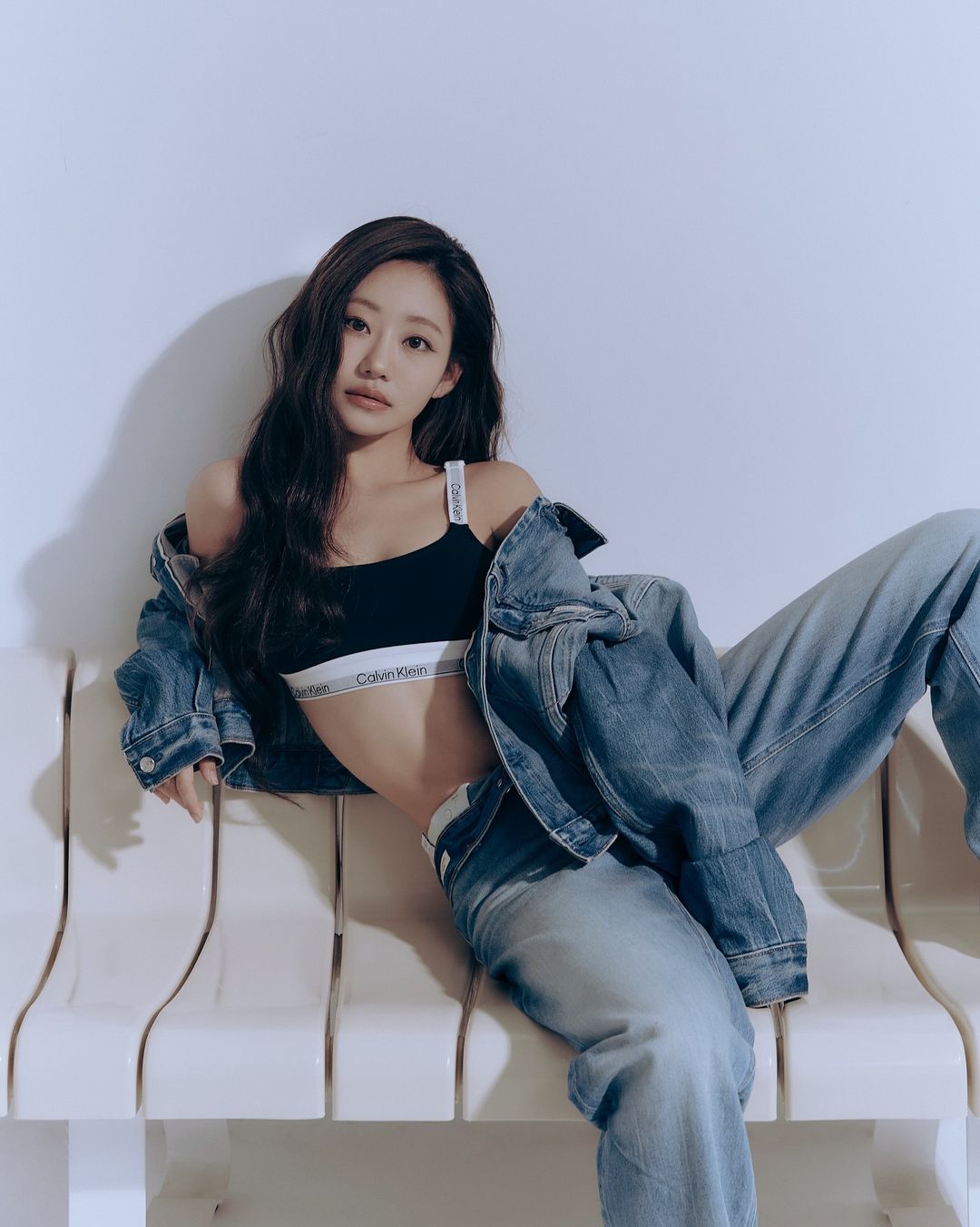 KISS OF LIFEジュリー、Calvin Kleinのグラビアでシックなスタイル