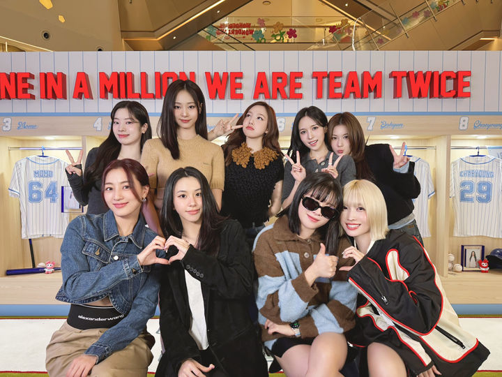 TWICE、デビュー9周年記念ポップアップストアをオープン　「いらっしゃい、ファンの皆さん」