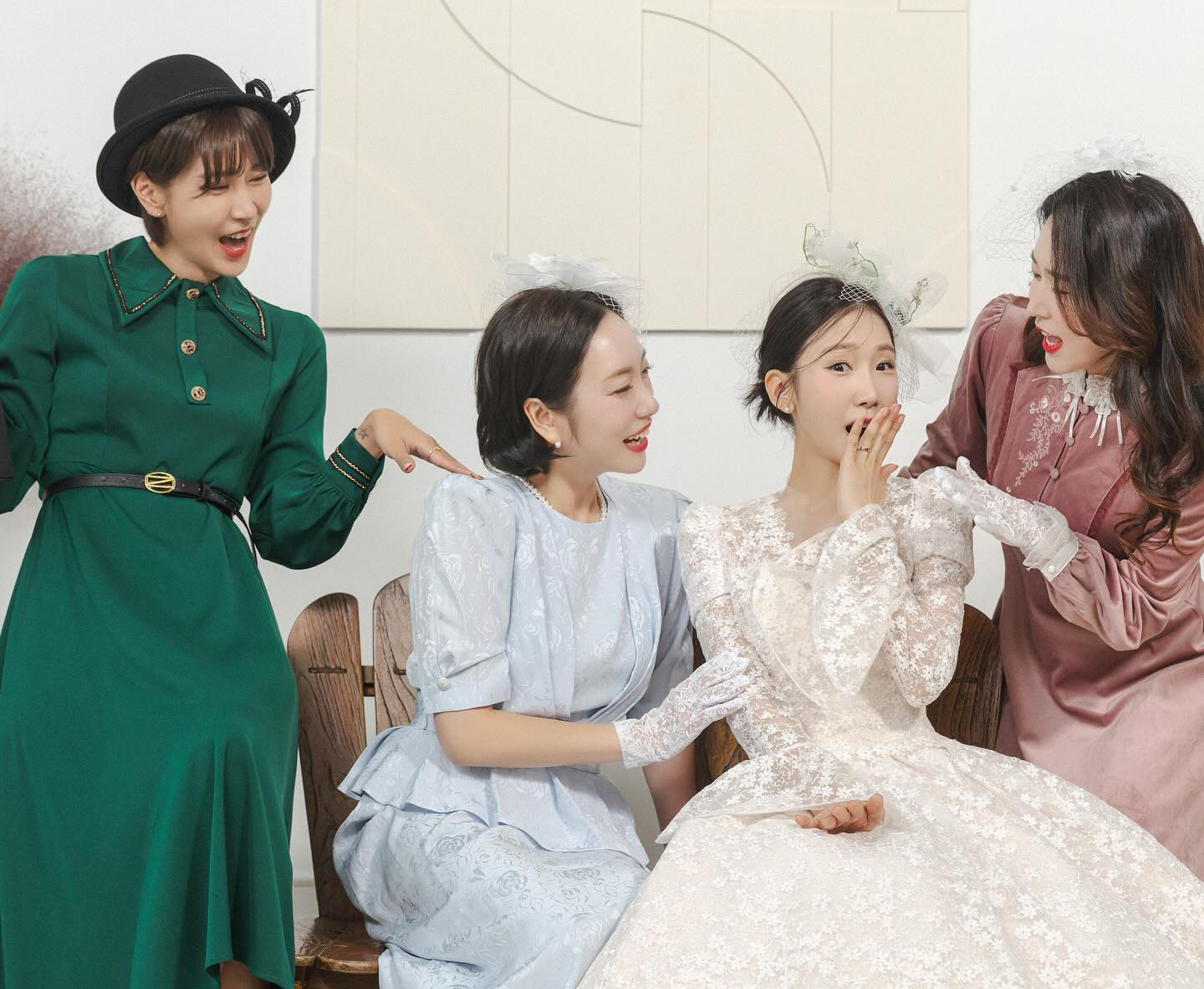 【フォト】パク・ソヨン＆文京賛、甘いウエディン写真公開…女性お笑いタレント仲間も一緒に撮影