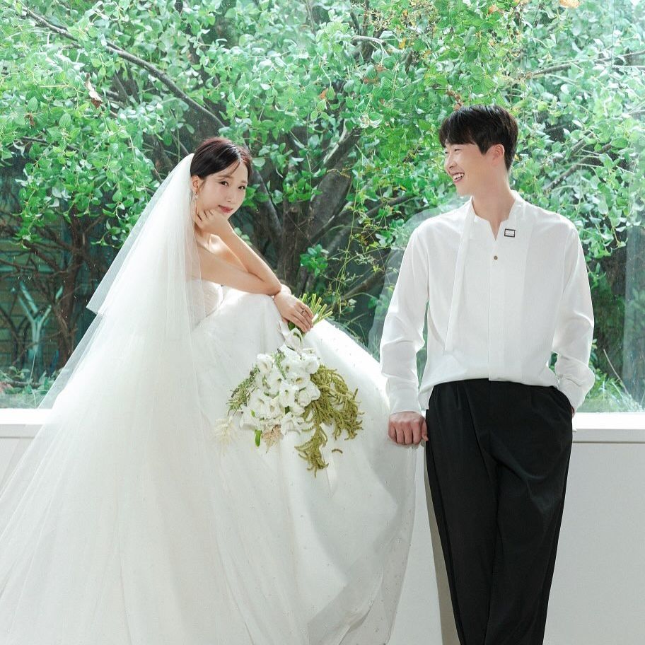 【フォト】パク・ソヨン＆文京賛、甘いウエディン写真公開…女性お笑いタレント仲間も一緒に撮影