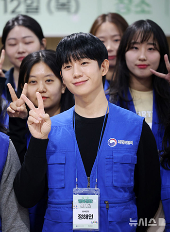 【フォト】チョン・ヘイン、ソフトな笑顔で温かい食事分かち合いボランティア