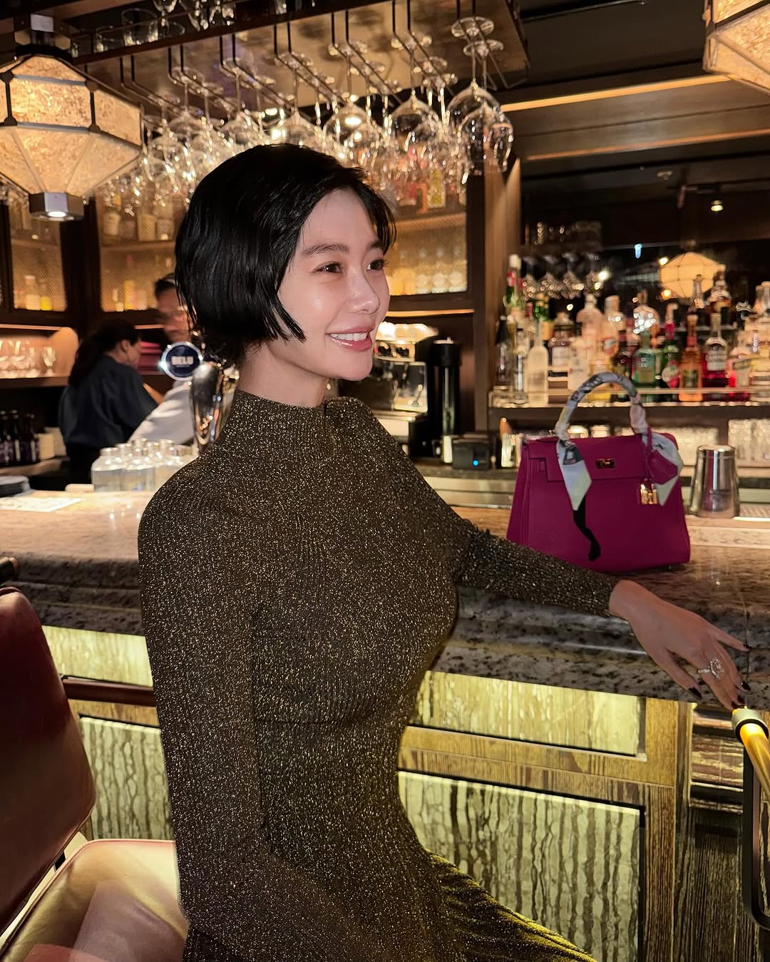 クララ、ゴールドのロングワンピ姿で完ぺきボディあらわ
