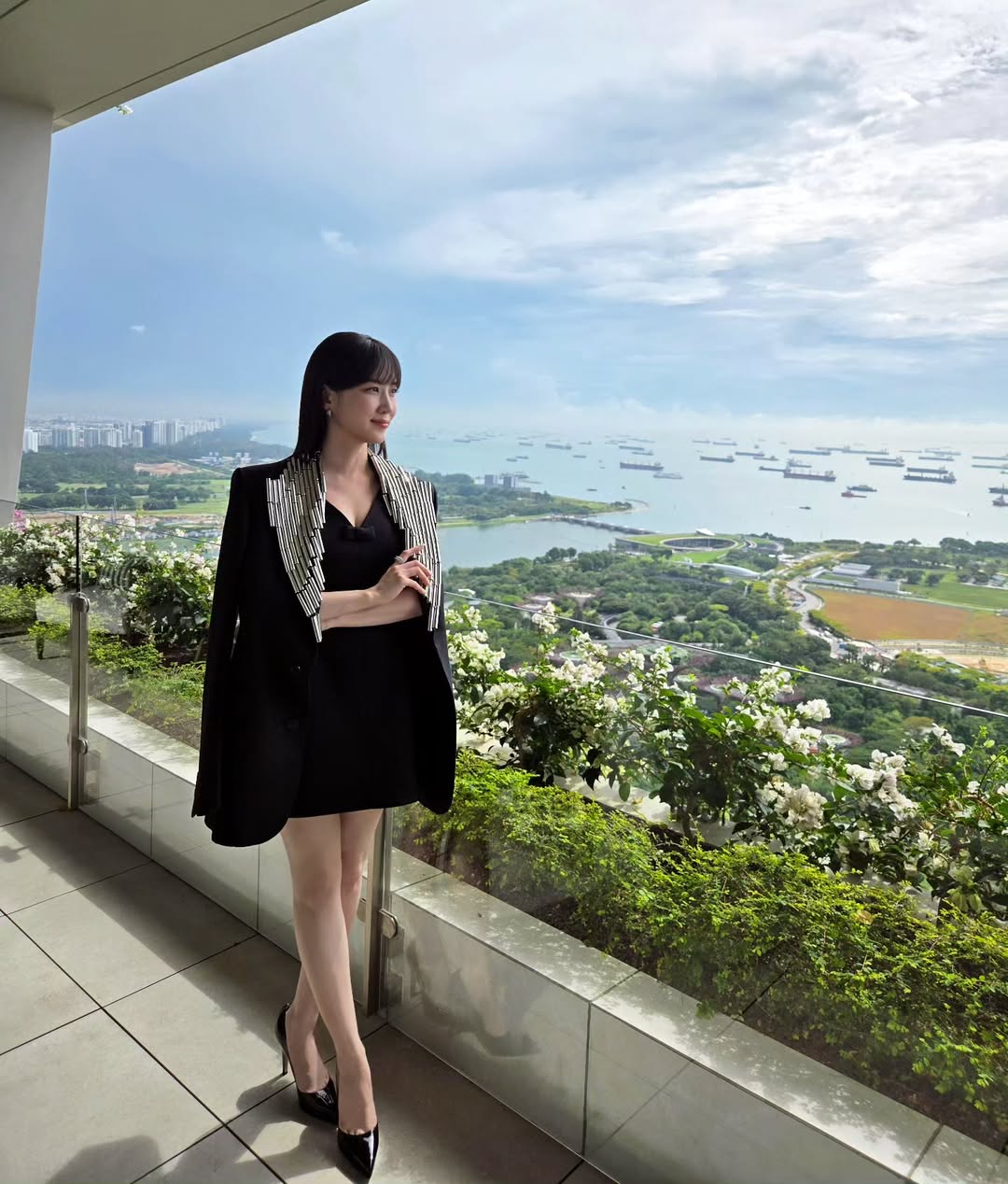 「こんなパク・ウンビンは初めて」…黒ミニワンピで美脚披露