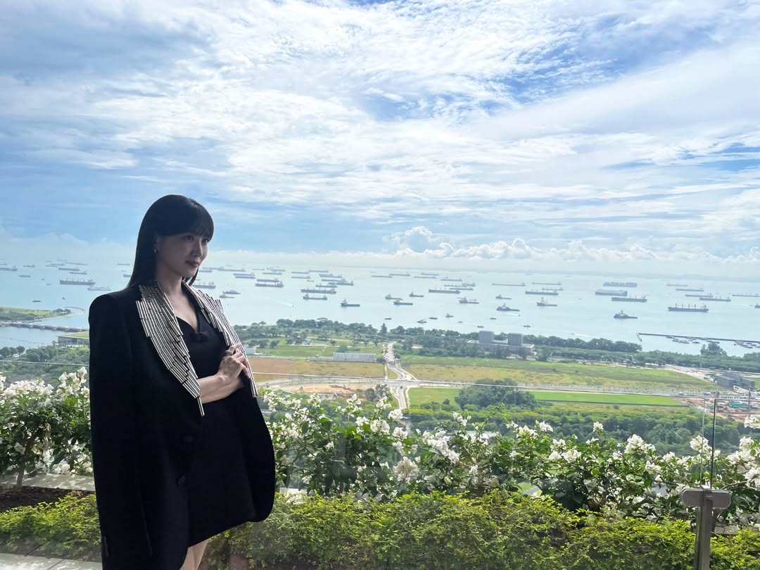 「こんなパク・ウンビンは初めて」…黒ミニワンピで美脚披露