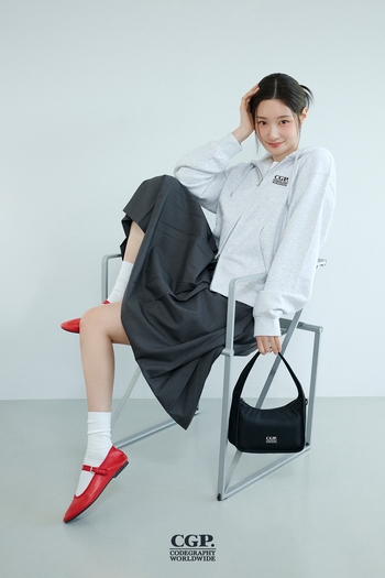 【フォト】チョン・チェヨン、クラシカルなスタイリング際立つ春コーデを提案