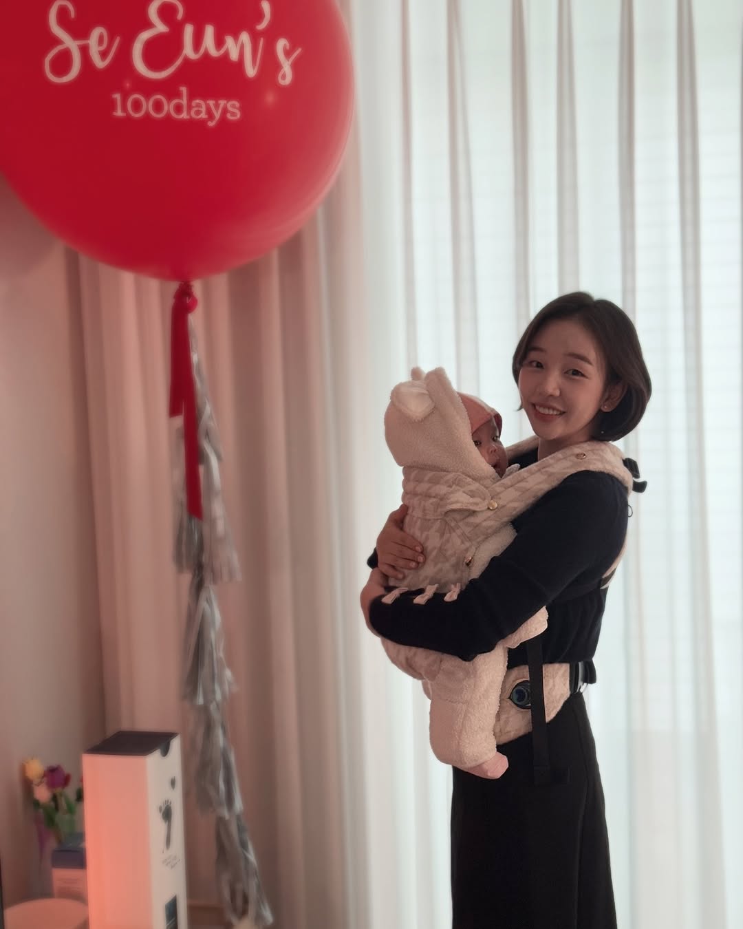 ペク・アヨン　生後100日の娘抱っこして幸せ笑顔