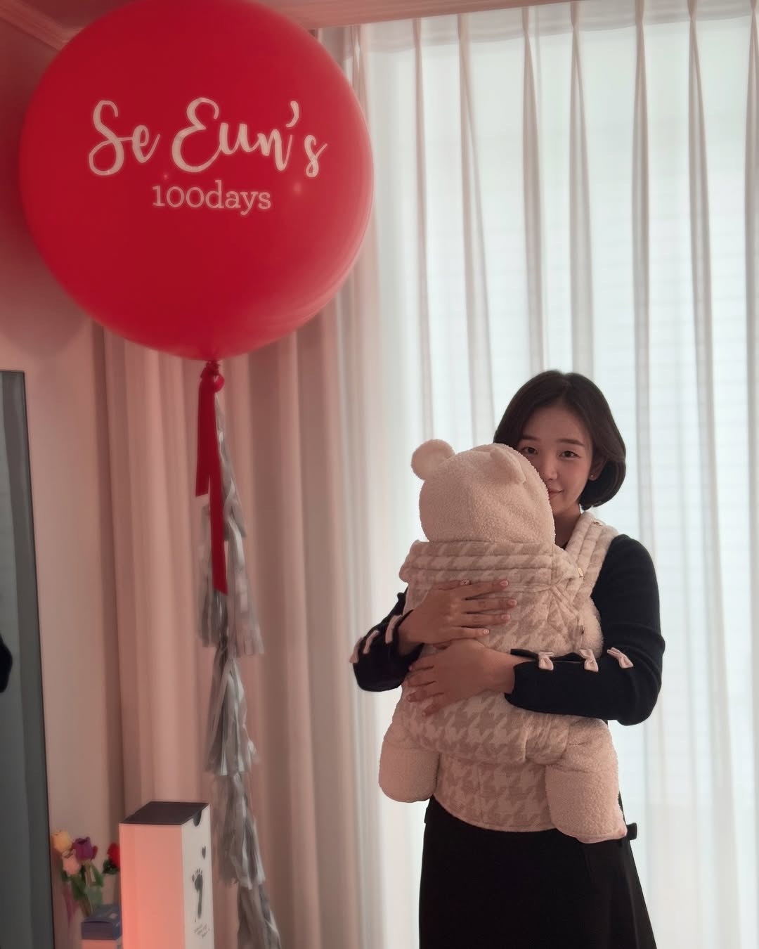 ペク・アヨン　生後100日の娘抱っこして幸せ笑顔