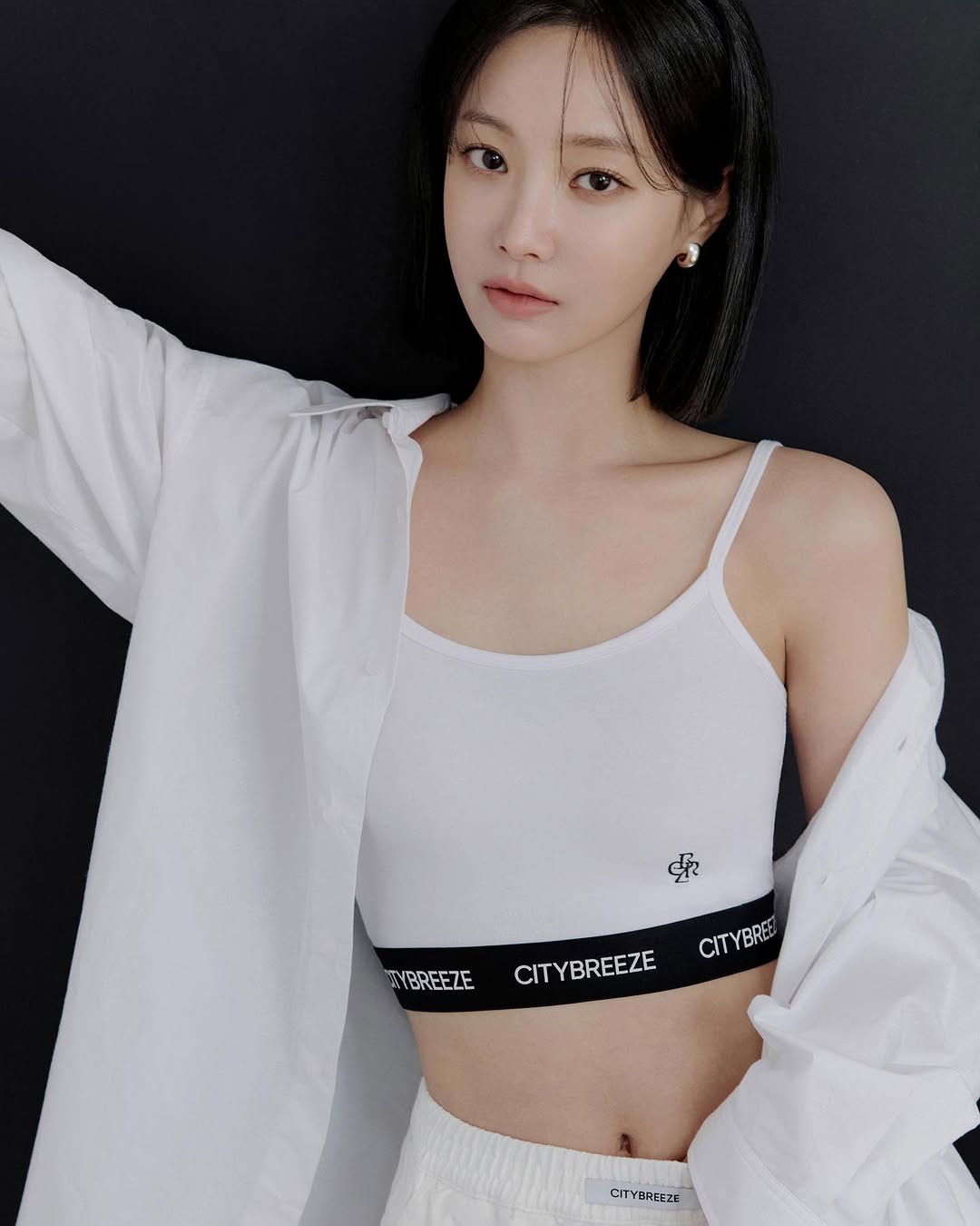 ヨヌ、清純で健康的な魅力あふれる雰囲気