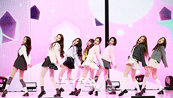 【フォト】Hearts2Hearts、ドキドキのデビュー曲のステージ