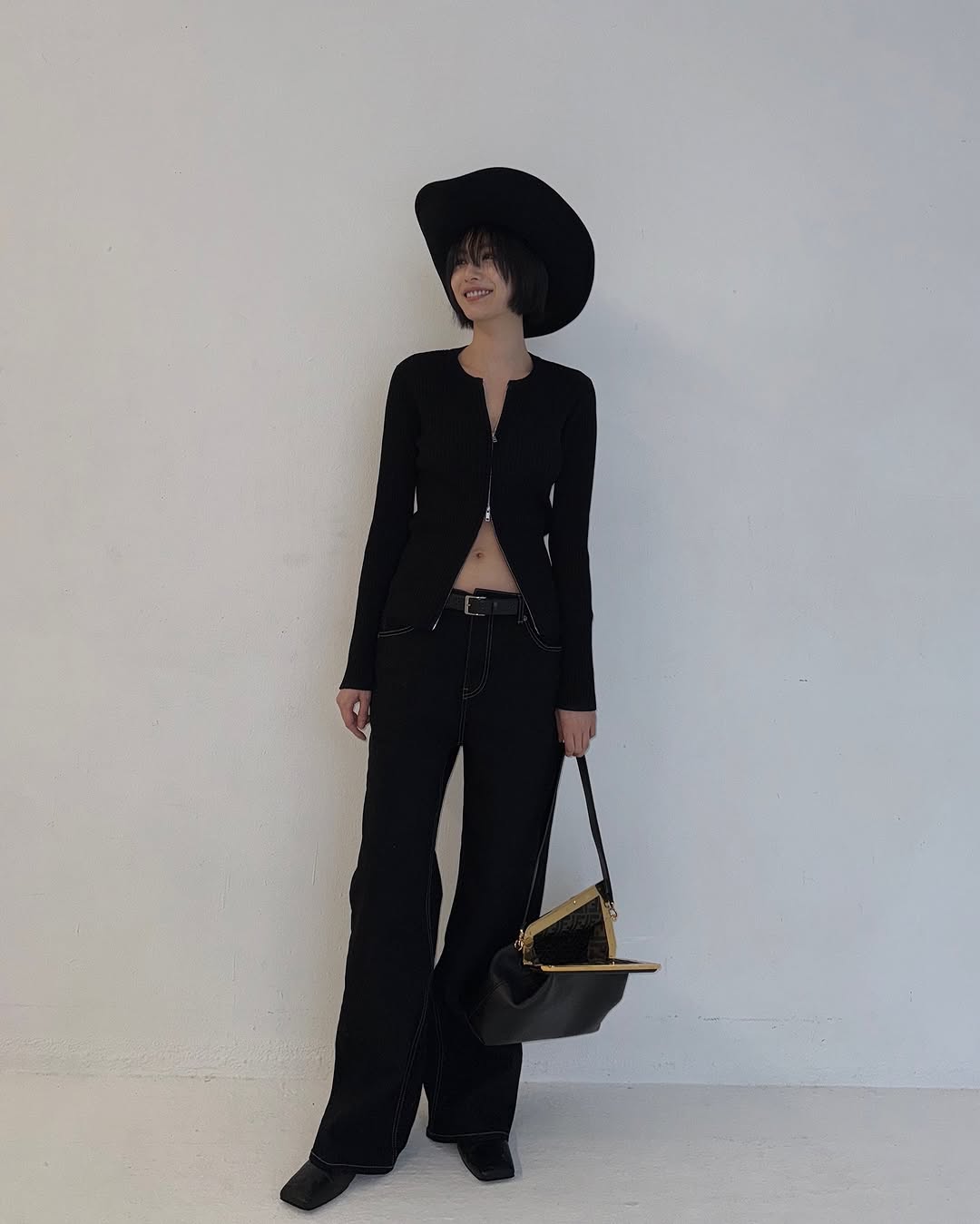 ナナ、シックなオールブラックコーデでウエストをチラ見せ