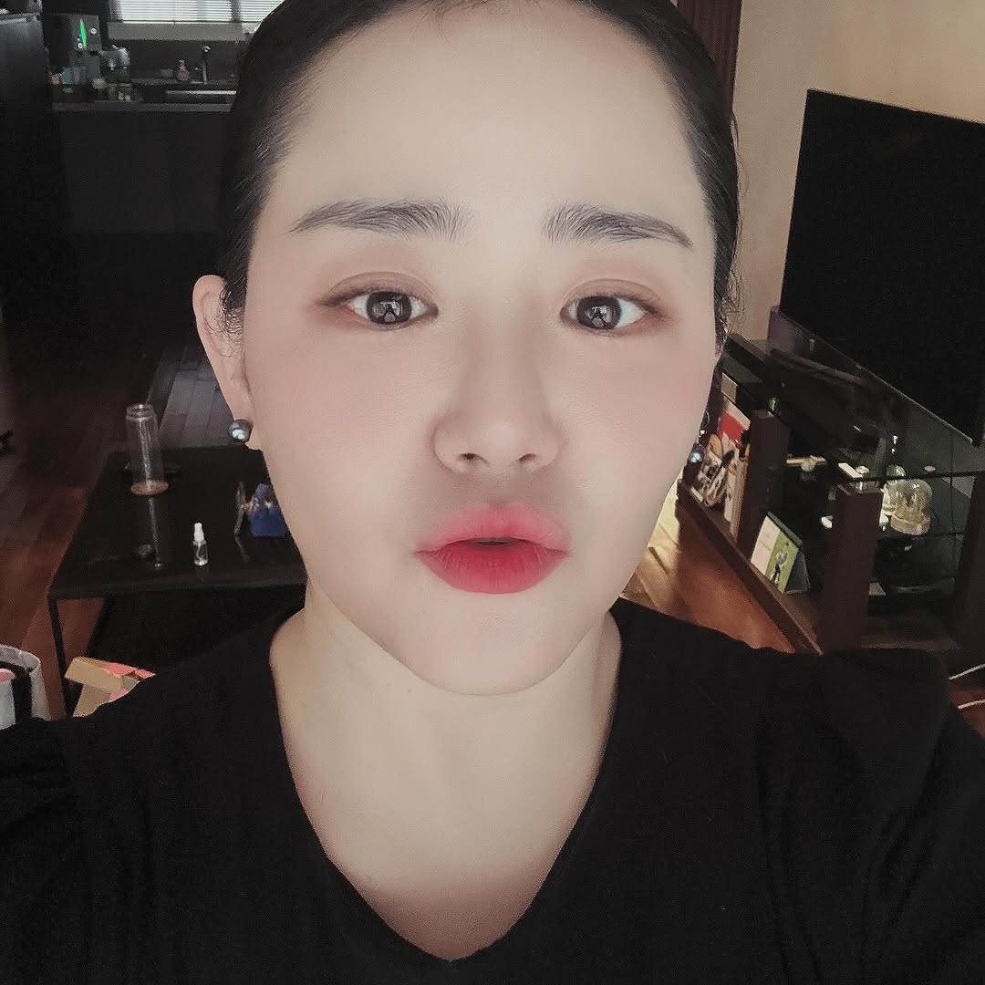 「希少疾患」完治したムン・グニョン　セルフメイクで美しく