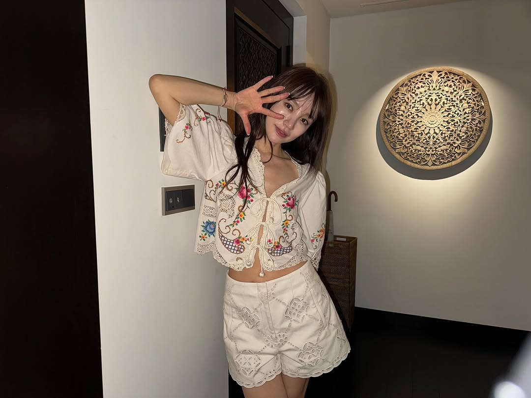 40歳ユン・ウネ、ロマンチックなムードの装いで童顔アピール　「バリでの初日」