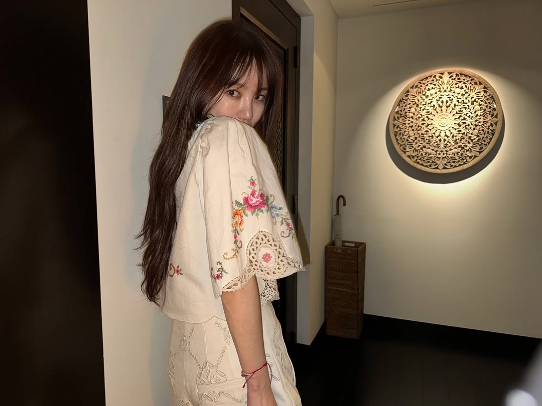 40歳ユン・ウネ、ロマンチックなムードの装いで童顔アピール　「バリでの初日」