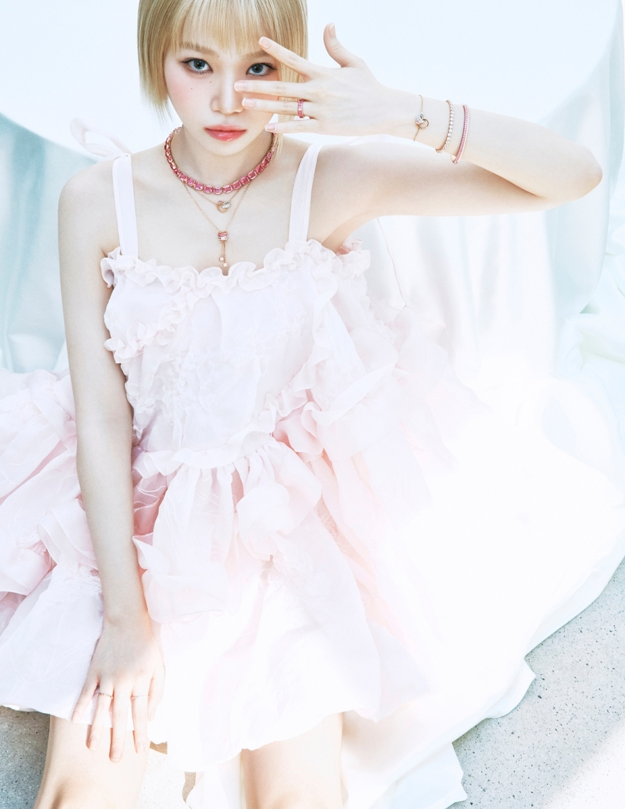 LE SSERAFIMチェウォン、「W KOREA」デジタル版の表紙でまばゆいオーラ