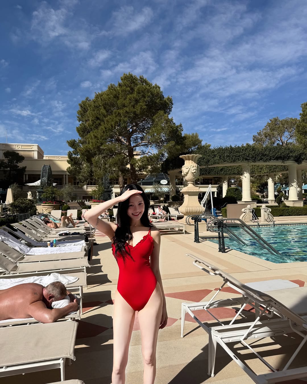 イ・ユビ、白い肌に強烈な赤のワンピ水着スタイル