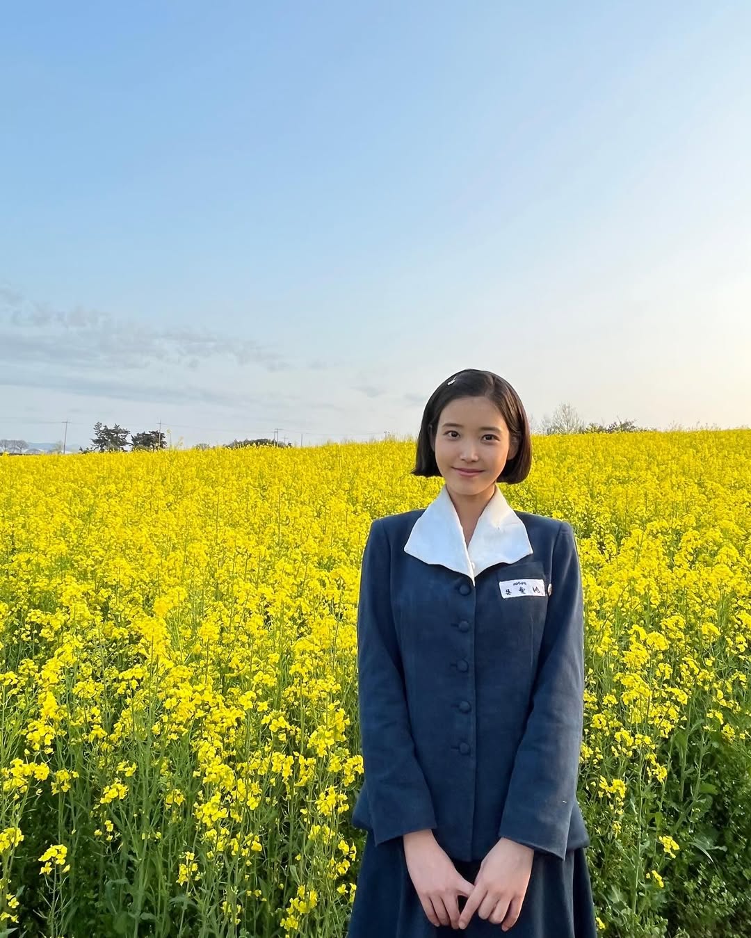 IU＆パク・ボゴム、カメラの外でも茶目っ気あふれる二人…ドラマ撮影中のオフショット公開