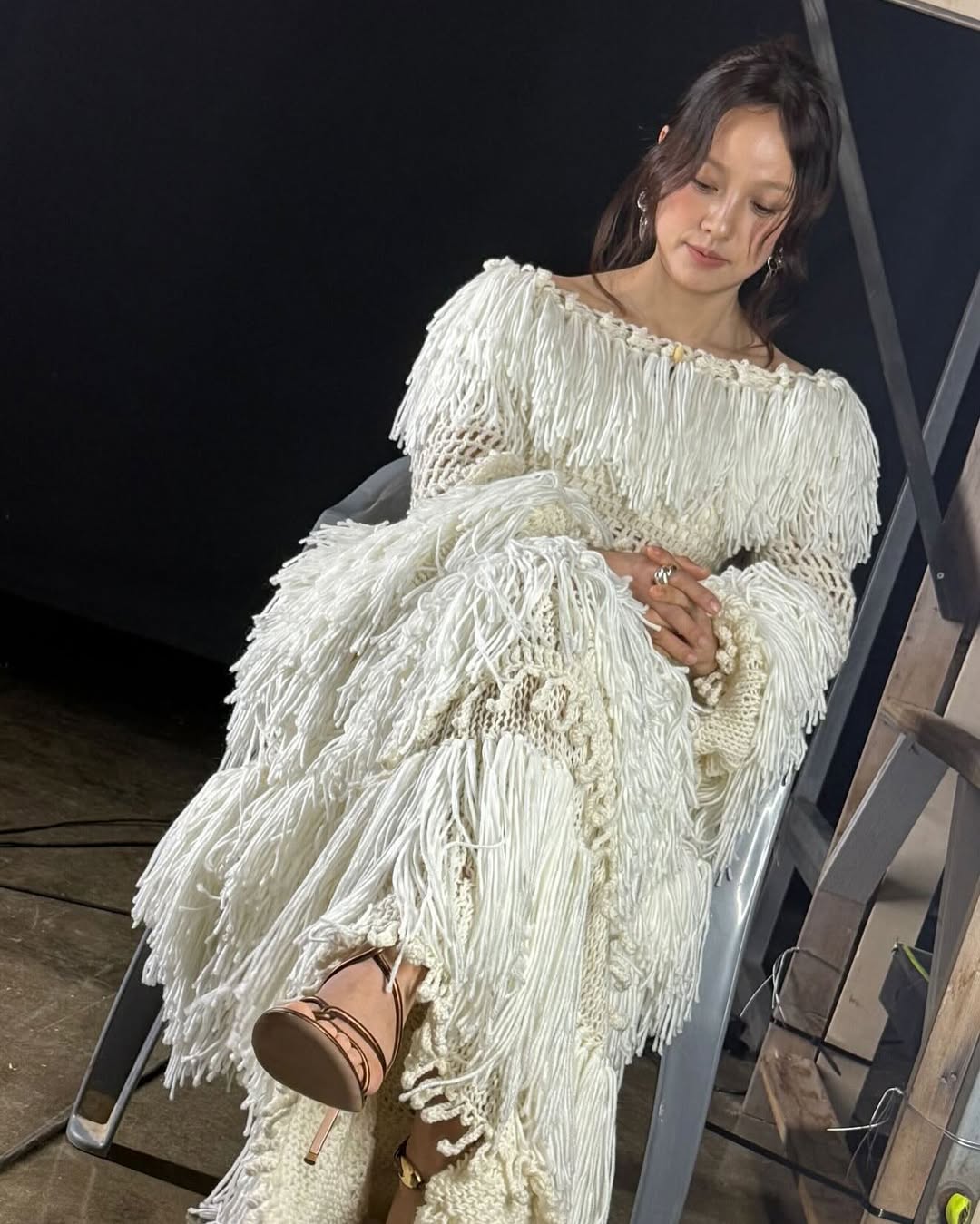 イ・ヒョリ、パンチング編みの衣装が華麗＆大胆で美しい