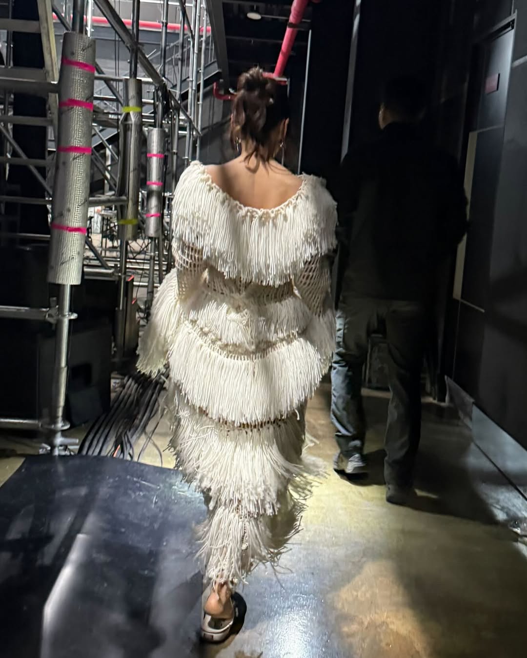 イ・ヒョリ、パンチング編みの衣装が華麗＆大胆で美しい