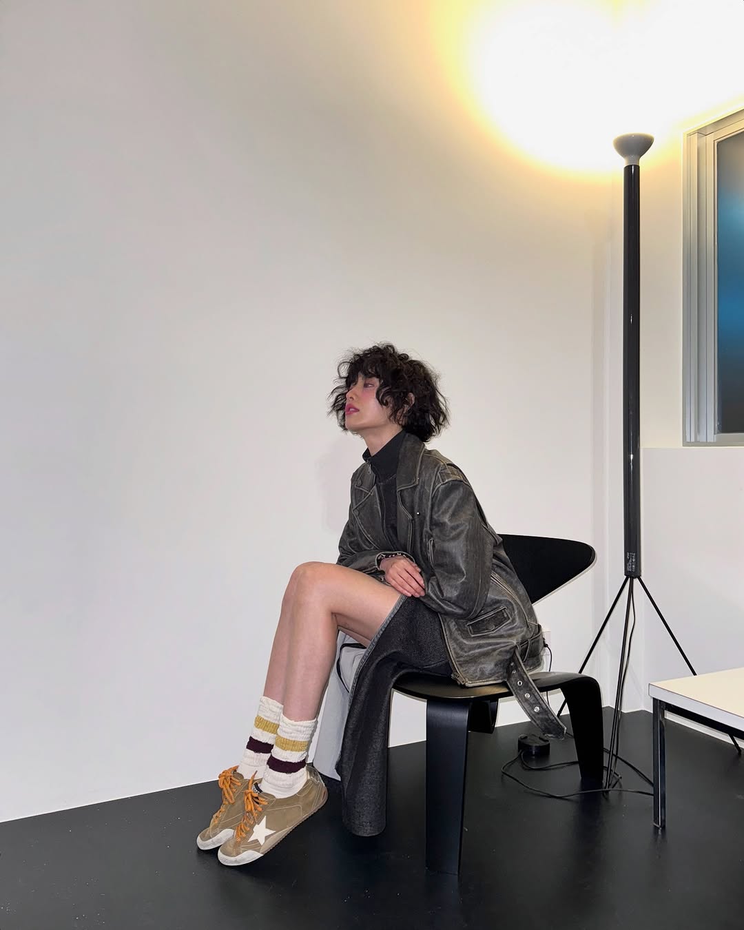 ナナ、スリムな美脚際立つファッションセンス…シックな魅力アピール