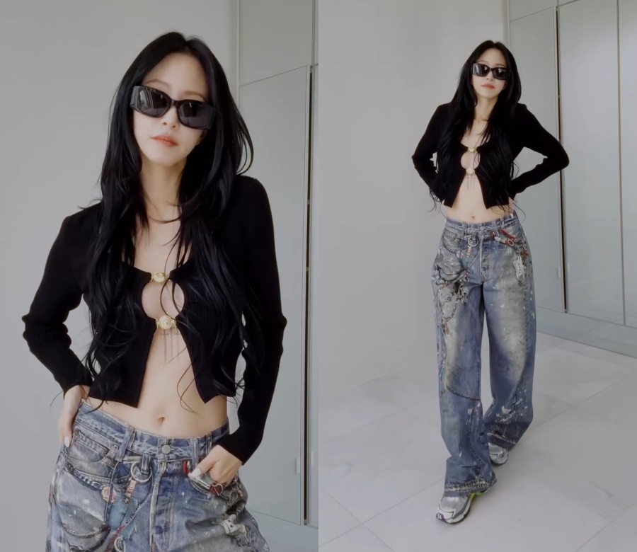 カーディガン＆ジーンズ姿のハン・イェスル、みぞおちのタトゥーを披露