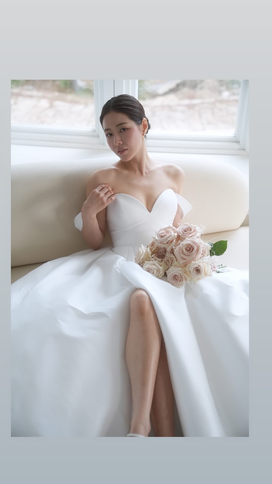 39歳パク・ハナのウエディング写真…ベアトップドレスを着てまさに絶頂の美しさ