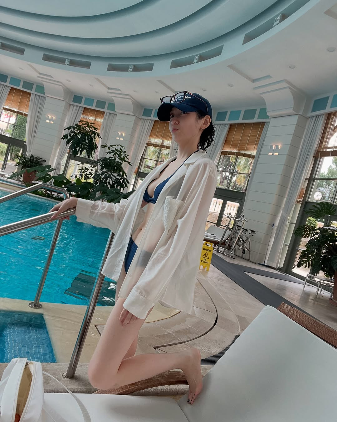 パク・ジヒョン、ネイビーのビキニ姿で美ボディアピール