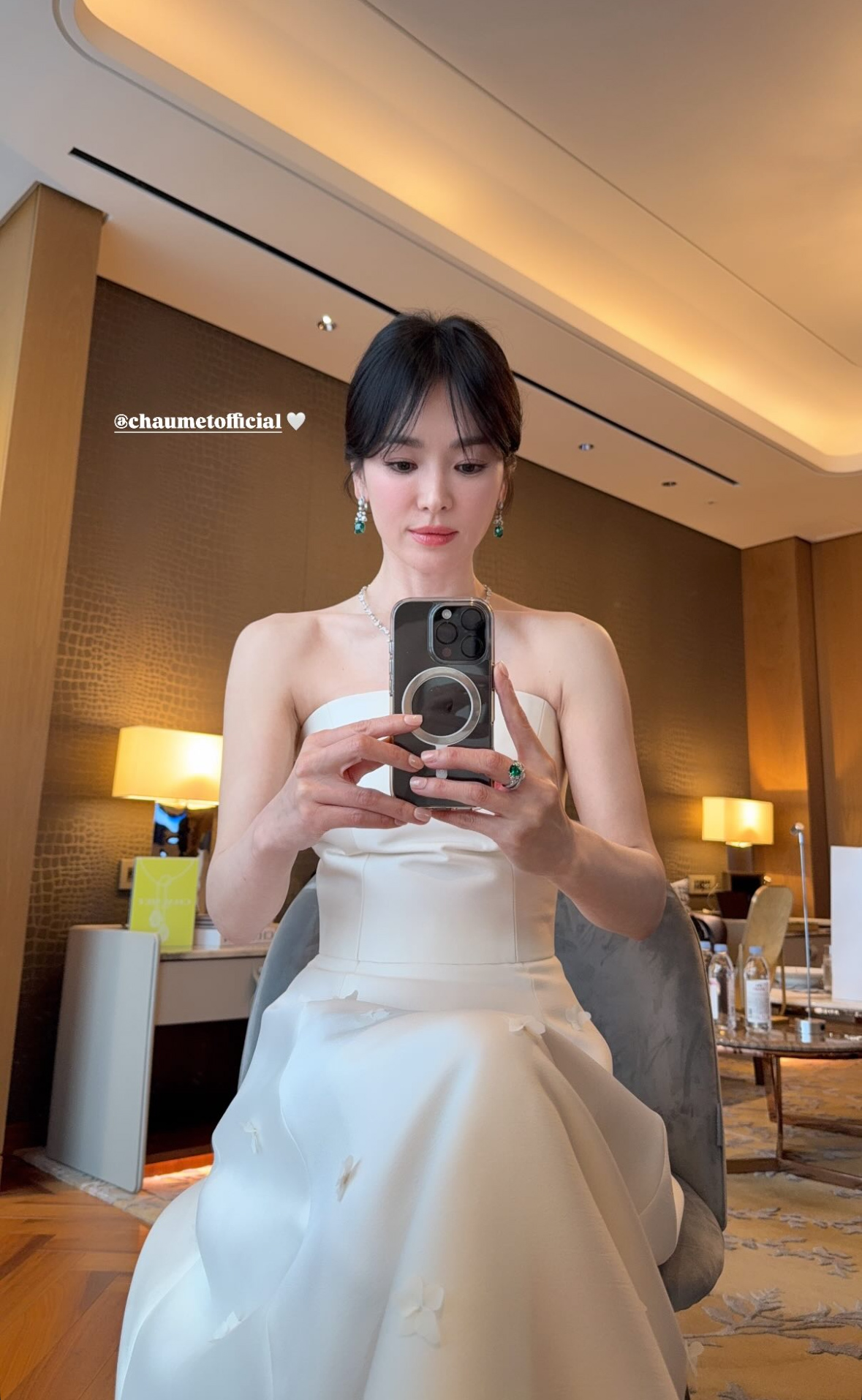 ソン・ヘギョ、純白ドレス姿が魅惑的…きゃしゃな肩のラインに視線集中