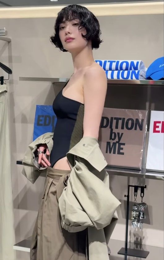 ナナ、キュートなショートヘアとユニークなファッションに視線集中