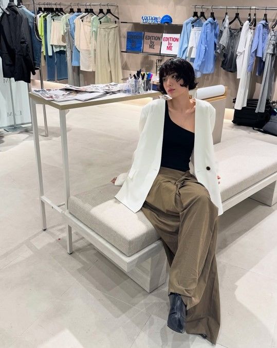 ナナ、キュートなショートヘアとユニークなファッションに視線集中