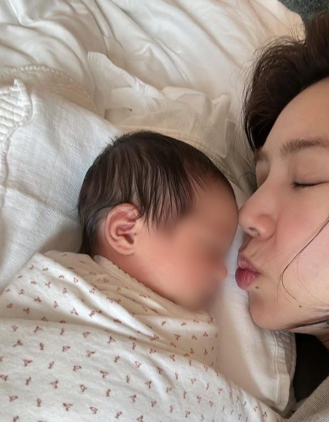 「スピードスケート元韓国代表の妻」ソン・ダムビ　生後10日の娘を公開…顔立ちハッキリ