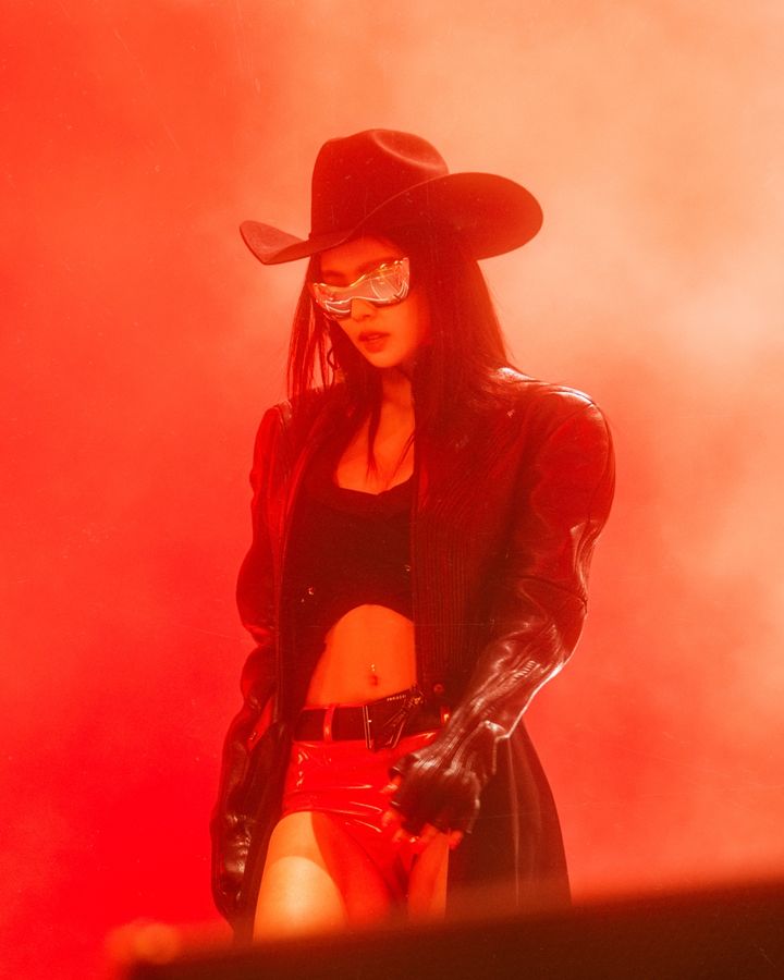 BLACKPINKジェニー、コーチェラのステージで叫んだ感動のメッセージ　「お母さん、大好き」