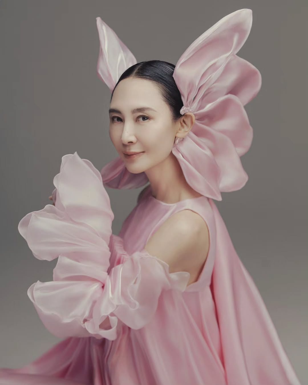 56歳チェ・シラ、舞踏家として正式デビュー…ピンクの衣装を着て上品な身のこなし