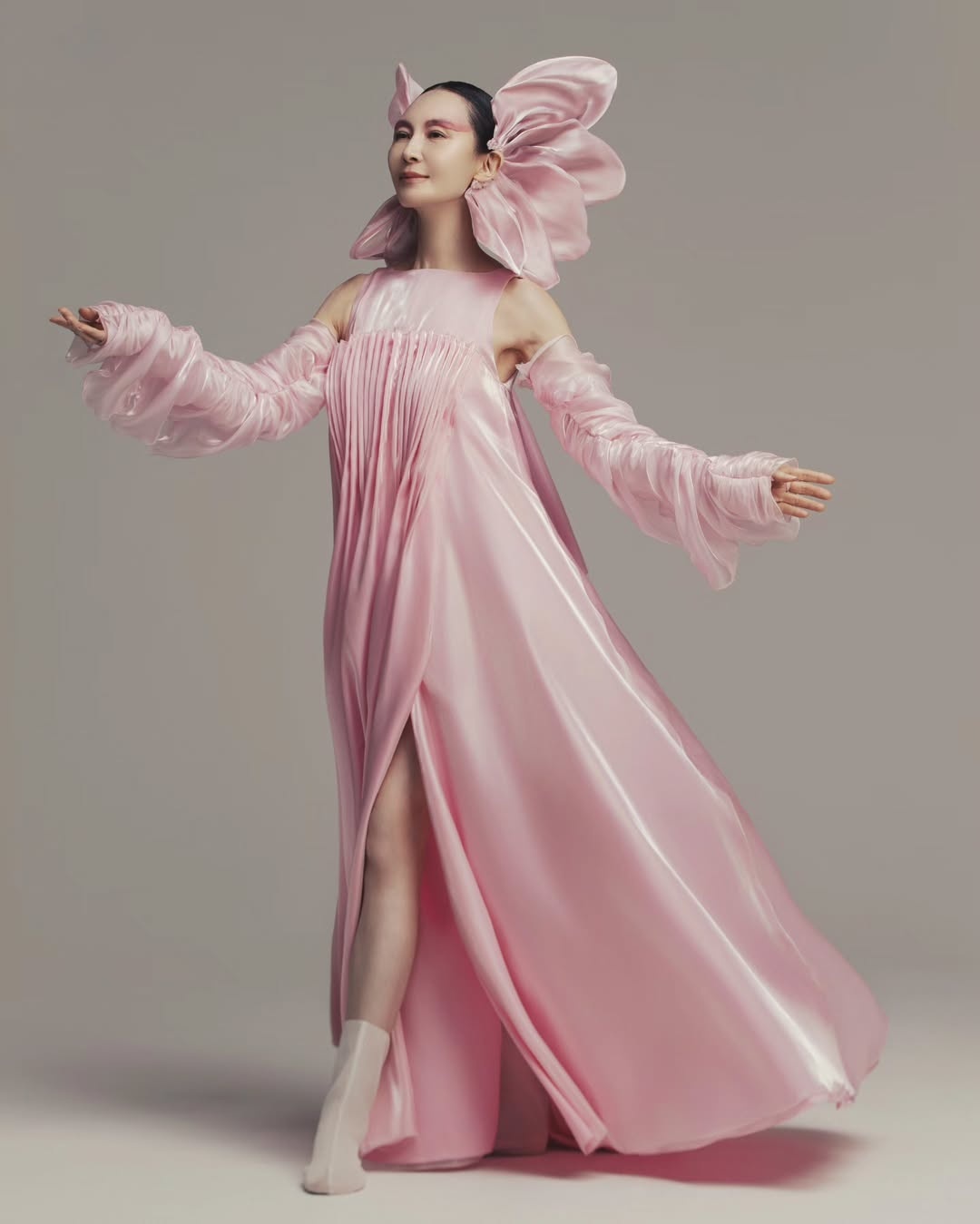 56歳チェ・シラ、舞踏家として正式デビュー…ピンクの衣装を着て上品な身のこなし