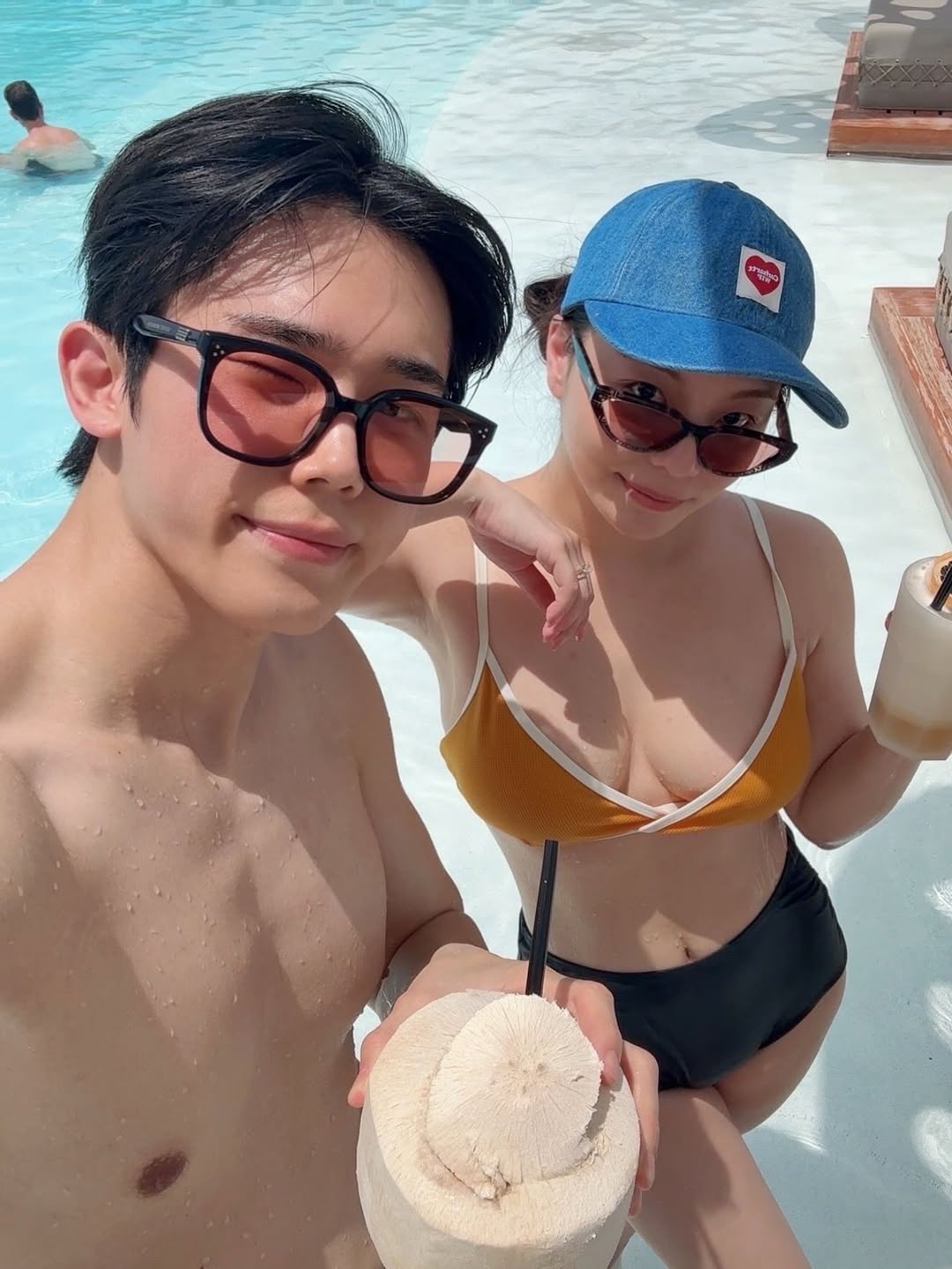 新婚旅行中のAilee　グラマラスなビキニ姿公開