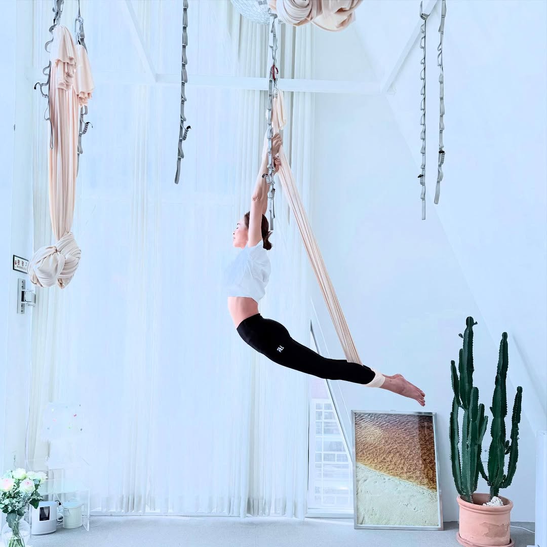 SHIHO、フライングヨガをしながらスリムな体をアピール…韓国でも運動に熱中