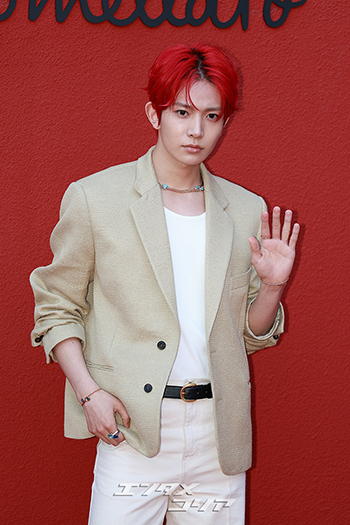 【フォト】ENHYPENヒスン「視線クギ付けの真っ赤なヘア」