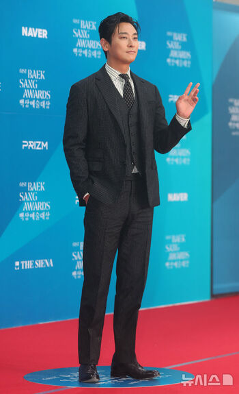 【フォト】チュ・ジフン、余裕あふれるポーズであいさつ