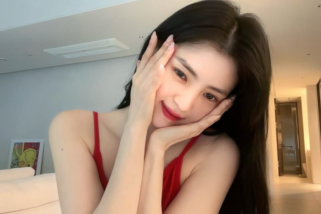 ハン・ソヒ、赤いキャミソール姿で「花」のポーズ…美しさ炸裂